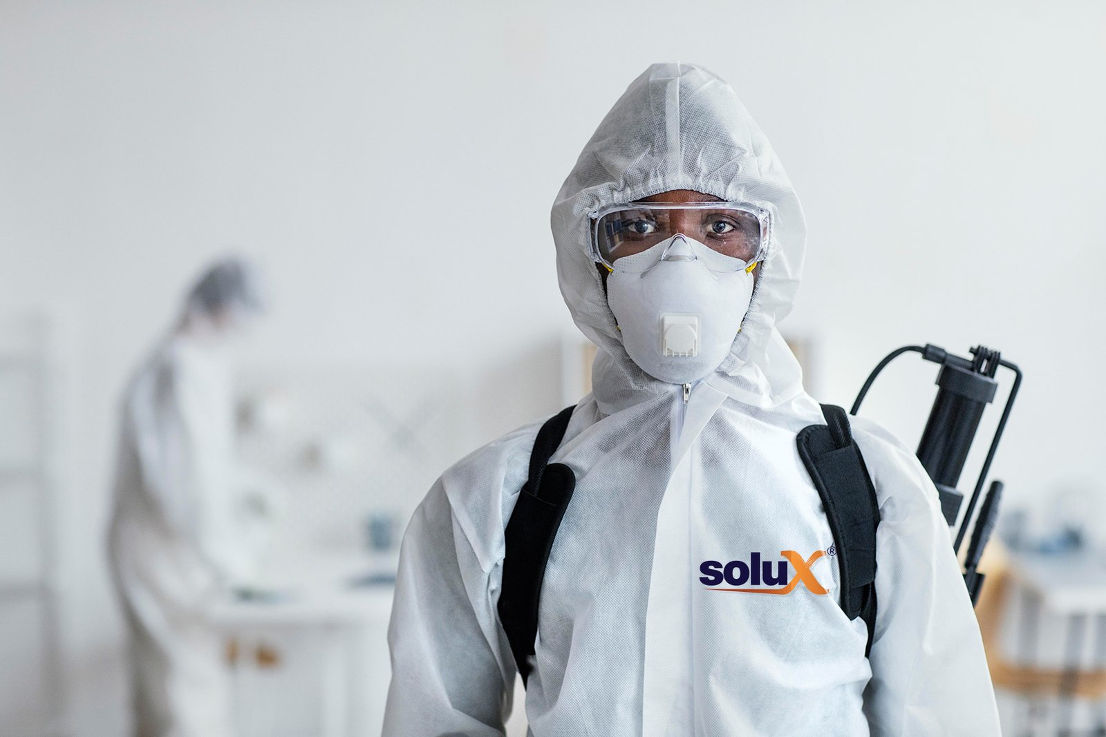 Técnico Solux realizando dedetização em São Paulo